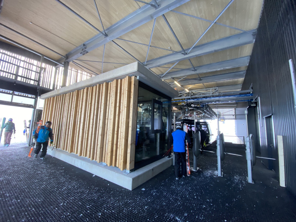 Innenliegender Bedienraum ebenfalls mit Holz verkleidet