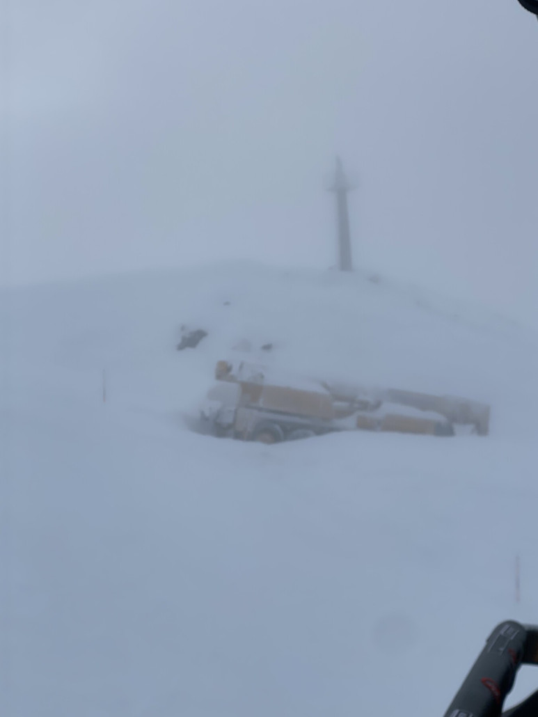 Dieser Autokran hat es wohl nichtmehr rechtzeitig vorm Wintereinbruch ins Tal geschafft und muss nun am Übergangsjoch überwintern…