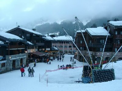 Piste und Fußgängerzone gehen ineinander über.