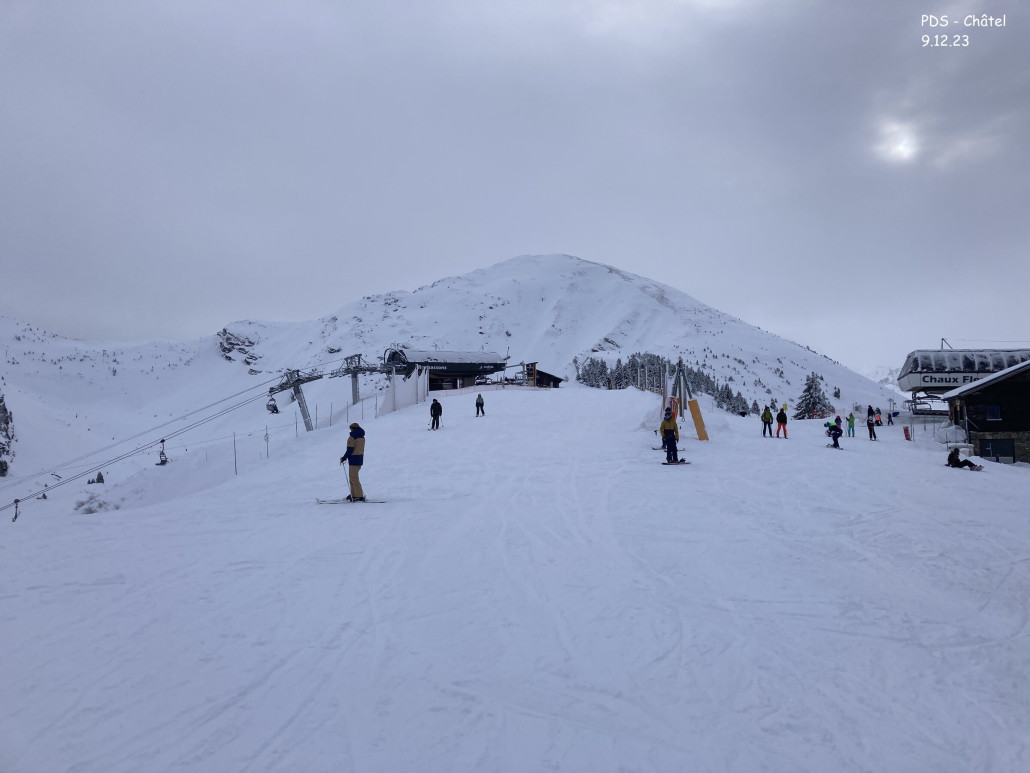 Von der Bergstation des Sessellifts Chaux Fleurie und Rochassons mit der Spitze von Pointe de Chésery.
