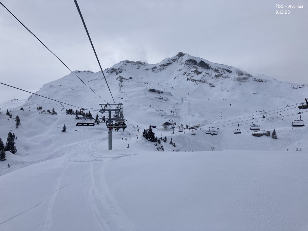 Auf dem neuen Sessellift Lac Intrêt, Stade in rechts und Arare Skilift
