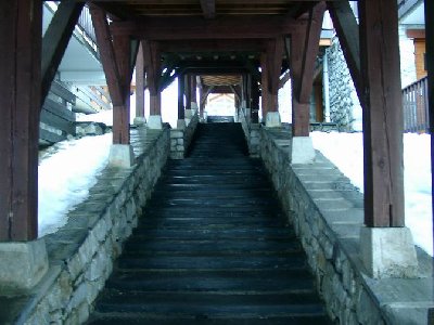 Und über zahlreiche Treppen insgesamt 50 Höhenmeter tiefer.