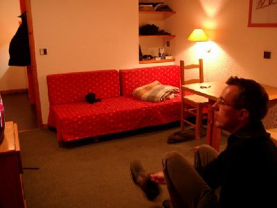 Der Wohnschlafessraum von der Terrasse aus.