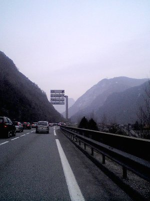 Der erste Stau kam zum Glück erst auf der N90 - an der Stelle, wo wir eh rausmussten.