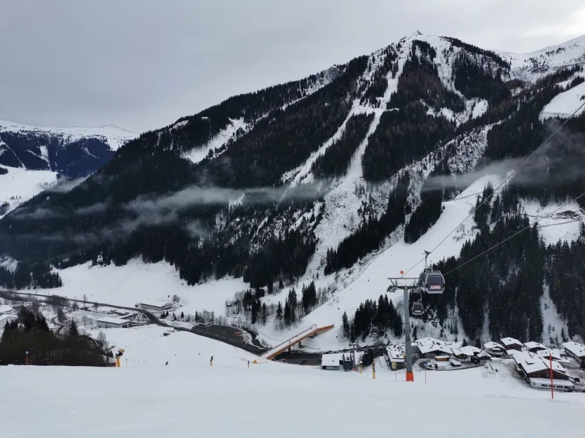 1. Neue Skibrücke an der Zwölfernordbahn. Man sieht auch schon die neue Liftschneise. Durch den Wegfall des Seillifts ist nun die Hochalmpiste unten raus wieder breiter.