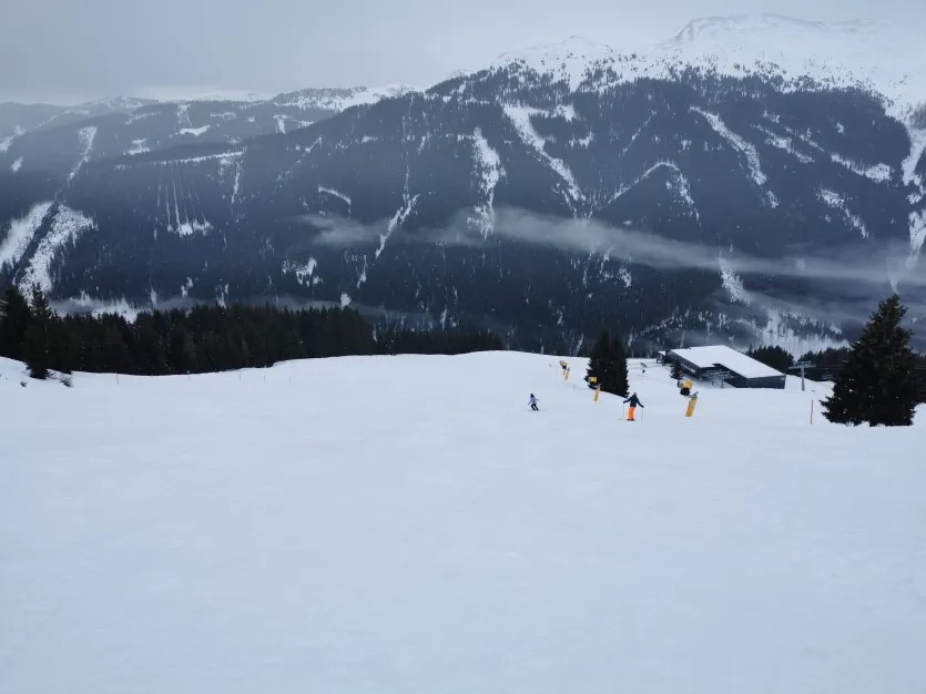 2. Neuer Pistenabschnitt bei der Limbergbahn. Vom Westgipfel kommen ist es nun allerdings unten raus ziemlich lange flach. Heute ging es zwar ohne schieben, aber man sollte schon etwas Schwung mitnehmen.