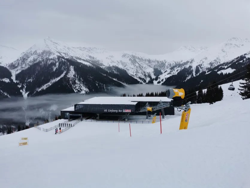 3. Talstation. Leider auch hier, die Sesselgarage ein ziemlicher Klotz in der Landschaft.