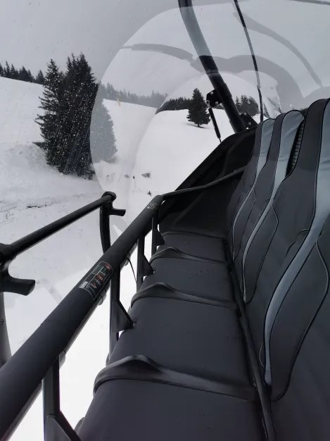 5. Standard Sessel. Mit snowboarderunfreundlichen Mittelfußraster. Automatisch. Und generell unpraktischen harten Sesselabgrenzungen.