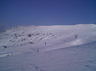 Dann galt es erstmal, dieses Stück unter die Ski zu nehmen, um zum 4-CLF Biollene zu gelangen, aus dem das Foto auch entstand. Die Bergstation oben rechts ist die vom Altispace. Vorne sieht man die Poma-Stangenschlepper Arenouillaz 1 &amp;amp; 2.