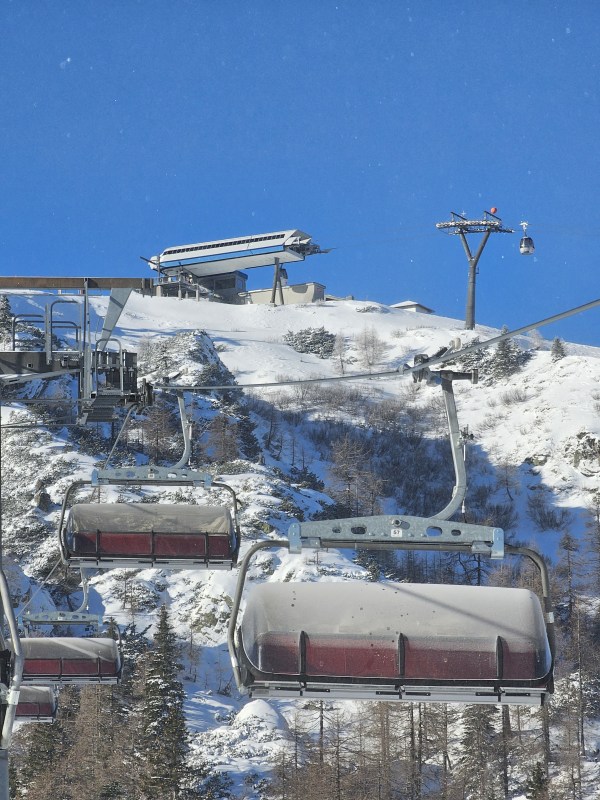 Blick zum Millennium-Express, der zwar schon in Betrieb, aber erst am 7.12. für Skigäste geöffnet war.