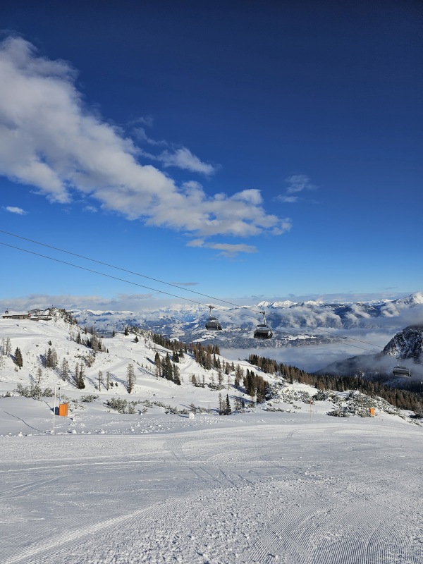 Blick Richtung Tröglbahn und im Hintergrund erahnt man das Gailtal.