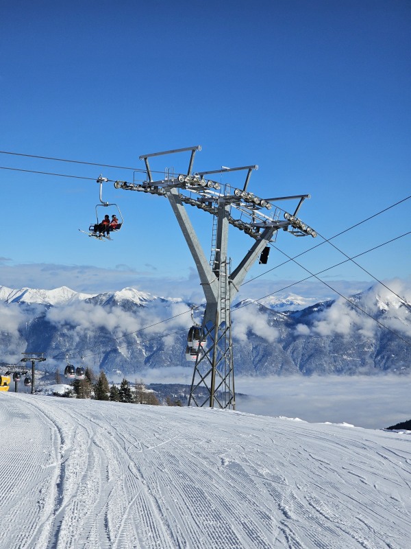 Über die Millennium-Abfahrt an der Tröglbahn-Bergstation vorbei.