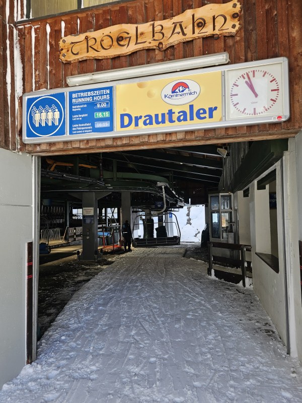 Einstieg zur Talstation der Tröglbahn.