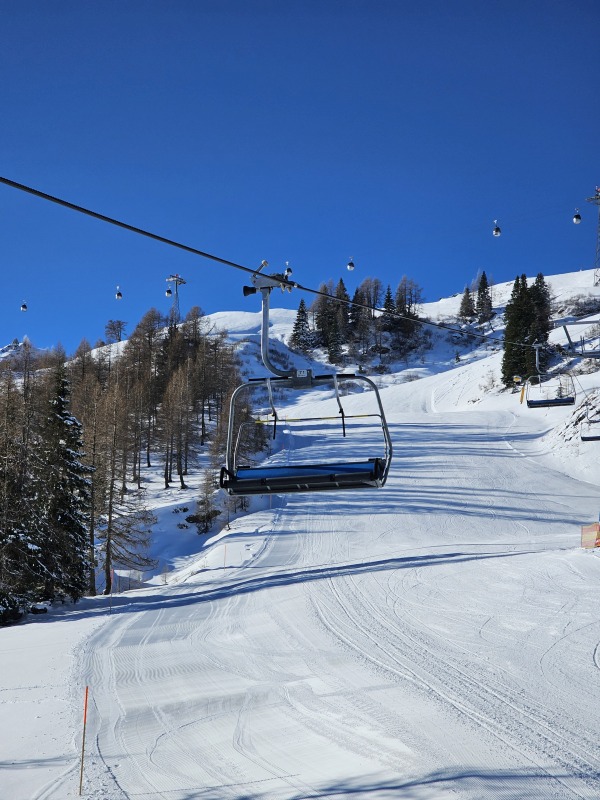 Abfahrt Nr. 40 - im Hintergrund der Millennium-Express.