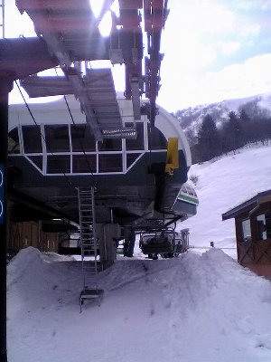 Diese hat auch eine Mittelstation, bei der man auch aussteigen kann, wenn es oben stürmt. Sonst ist man zum Durchfahren bist zur Bergstation verdammt. Zusteigen kann man IIRC immer.