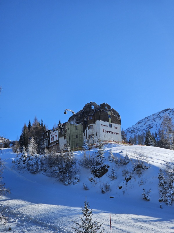 Das abgebrannte Hotel Gartnerkofel. Die Betreiber tun mir extrem leid, das muss ein absoluter Schicksalsschlag sein.