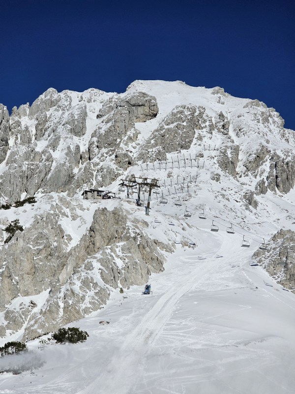 Zoom zur Bergstation der FIS-Bahn (nicht in Betrieb).