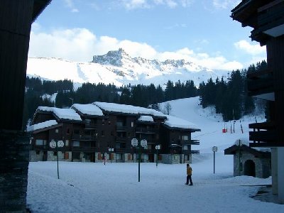 Blick von unserer Haustür auf den zentralen platz des Ortsteiles Mottet. Hinter dem Haus in Bildmitte fand sich die Talstation der 6-EUB Pierrafort.