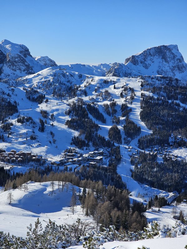 Blick zur Sonnalpe: links die Madritschenbahn, rechts die Tröglbahn und am Grat entlang der Millennium-Express.