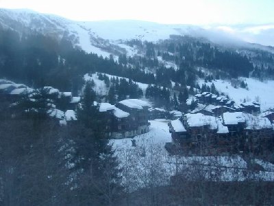 Hameau Mottel. Man erkennt die Verbindungspiste von 6-EUB Pierrafort zu 4-CLD-B Altispace zwischen den Häusern. Alles schnittig ohne zu Stochern zu fahren. Chapeau an die Planer!