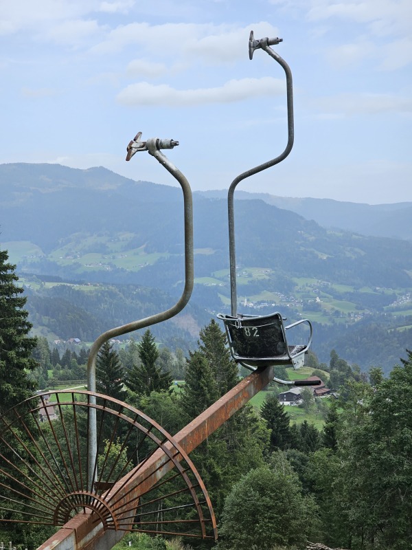 Zumindest ein paar der Sessel haben überlebt...