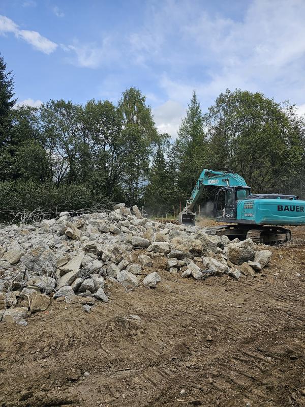 Nun aber zu den für Seilbahnfans wirklich schlimmen Bildern - ich kam laut den Mitarbeitern der Abrissfirma gerade um eine Woche zu spät...