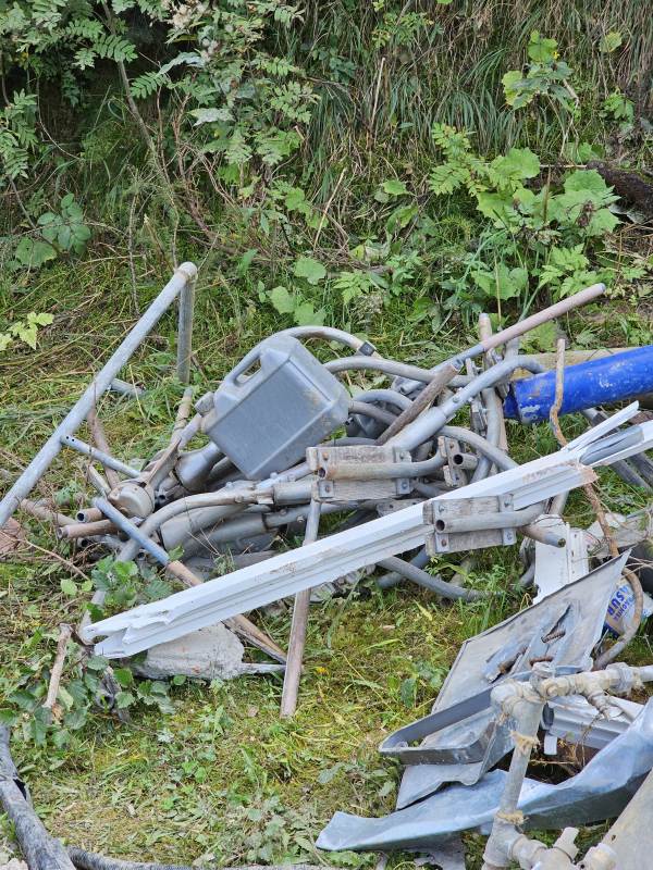 Seitenschließbügel der DSB-Sessel! Ich konnte mir drei Stück davon sichern und auch zwei in dem Haufen verborgene DSB-Klemmen habe ich noch mitnehmen können!