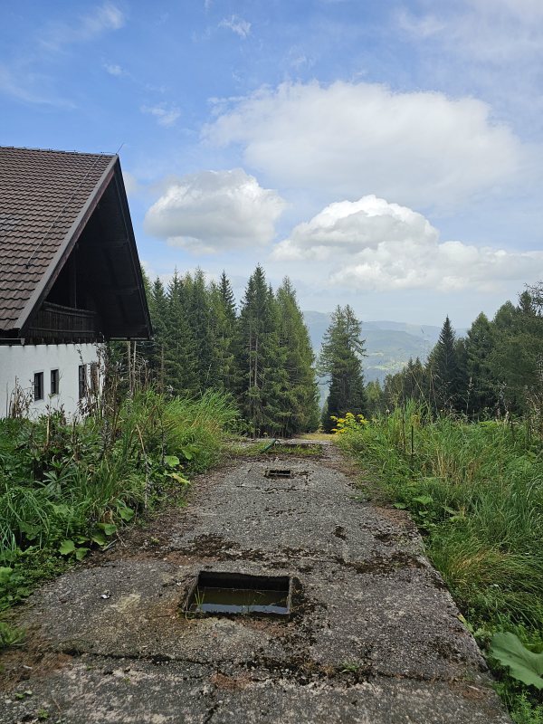 Weiter geht es zur Bergstation der zweiten Sektion. Direkt daneben befinden sich noch das ehemalige SB-Restaurant, der Speicherteich und die inzwischen abgetragene Talstation der dritten Sektion.