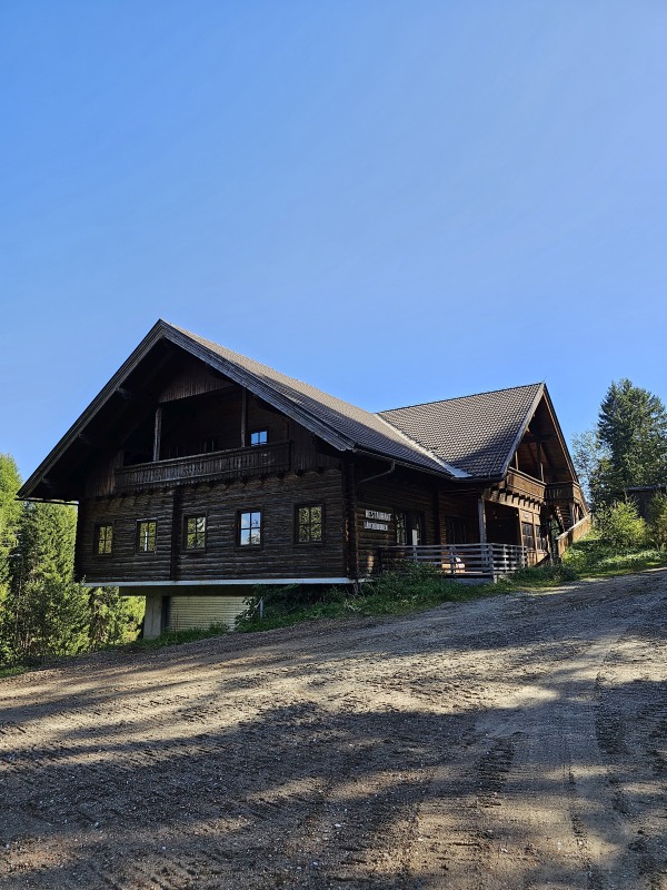 Das Restaurant in voller Größe. Die Tür im ersten Stock war zwar geöffnet, aber die Holztreppe und -Terrasse wirkten nicht mehr sehr stabil...