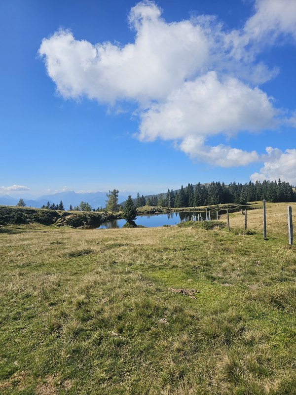 Sowohl der Schwarzsee als auch die gleichnamige Hütte waren mWn offiziell nie an das Skigebiet angeschlossen. Eine Piste führte laut Pistenplan hier nie vorbei.