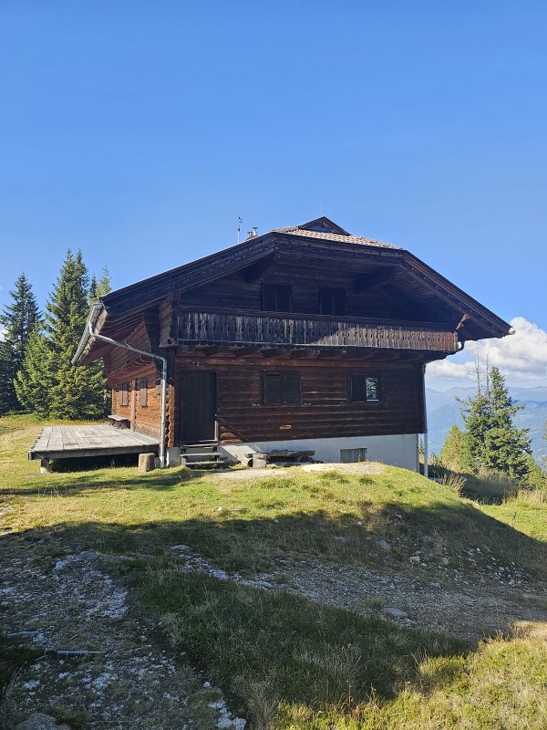 Weiter Richtung Gipfel. Diese Hütte ist alles, was von der Bergstation der DSB übrig blieb.