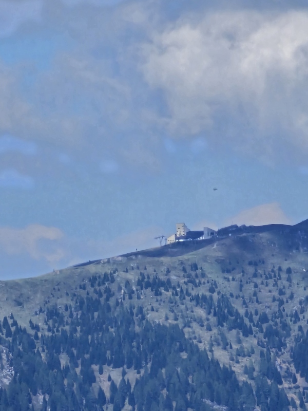 ... und zur Kaiserburgbahn von Bad Kleinkirchheim. Hier hatte der 30x Zoom meiner Handykamera schon ordentlich zu kämpfen.
