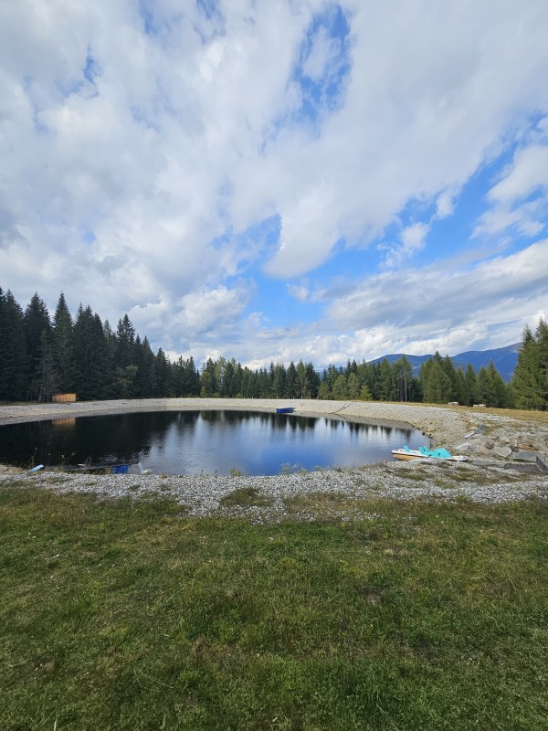 Blick zum Speicherteich ein paar Meter schräg unterhalb der ehemaligen Talstation.