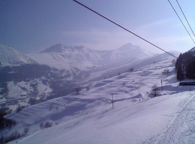 Machen wir mal einen Ausflug nach Doucy-Combelouviere. Hier blick aus der 4-CLD Combelouviere in Richtung Valmorel.