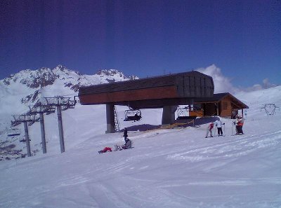 Fahren wir mal zu einer der wenigen modernen Anlagen im Gebiet: der 6-CLD Marquis von Poma.