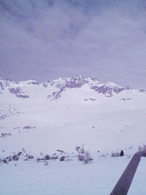 Blick aus 4-CLF Lune Bleue in Richtung Lauziere-Kette. Gute Augen erkennen den 4-CLF Lauziere selbst auf meinem Schrottbild.