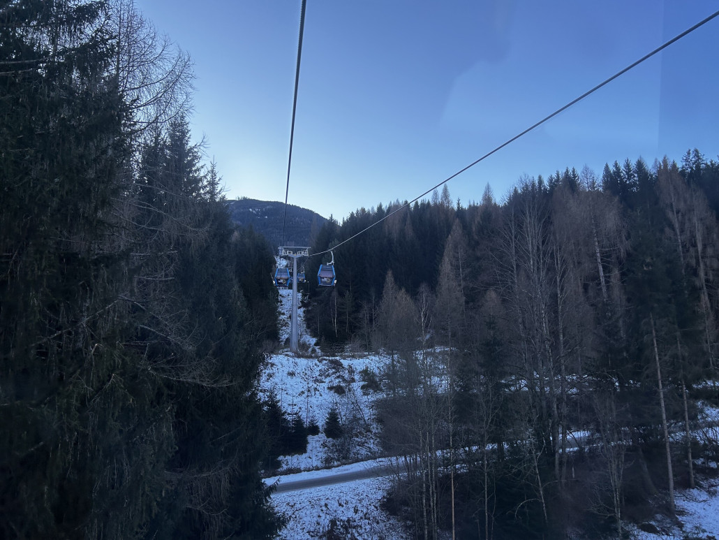 An der Bahn von Fondavalle nach Doss dei laresi mit den neuen Gondeln.