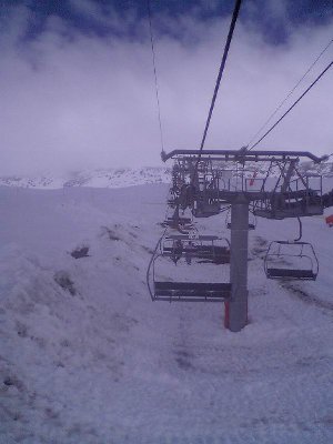 Krasse Fehlplanung beim 4-CLF Lune Bleue. Ab einem Meter Schneelage muss hier die Raupe ran, da sonst die Sessel über den Boden schleifen. Liebe Pomas - wart ihr da besoffen?