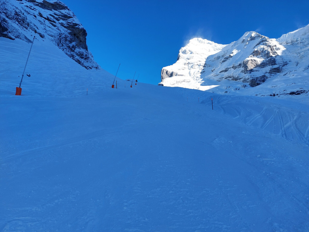 Neu beschneite black rock, mit Turmkanonen und Lanzen