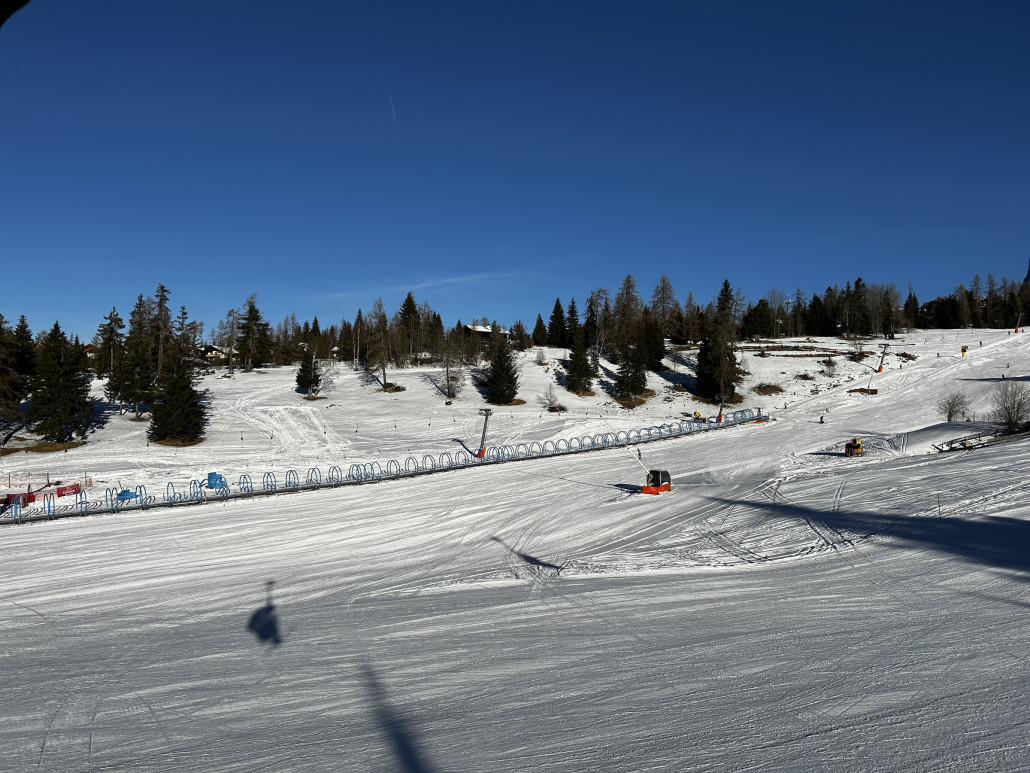 Der kurze Golflift wurde abgebaut und ein Förderband montiert.