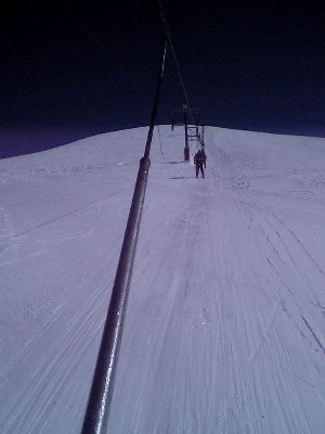 Ganz rauf mit dem POMA-Stangenschlepper Schuss. Oben lockt mit &amp;quot;Les Creches&amp;quot; eine der besten Pisten im Gebiet. Mit ihrem vielen Kuppen ein echter High-Speed-Schocker. Der Name war bei mir leider auch schonmal Programm, aber das ist schon 6 Jahre