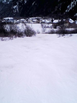 Hier gibt es keine Beschneiung, und die Sonne hat trotz Nordhang ihre Spuren hinterlassen. Die Piste mit dem drolligen Namen &amp;quot;Rimolard&amp;quot; schockt trotzdem.