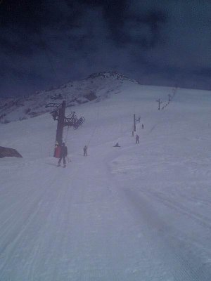 Wie man sieht, durch seine Neigung nicht unbedingt für Snowboarder geeignet.