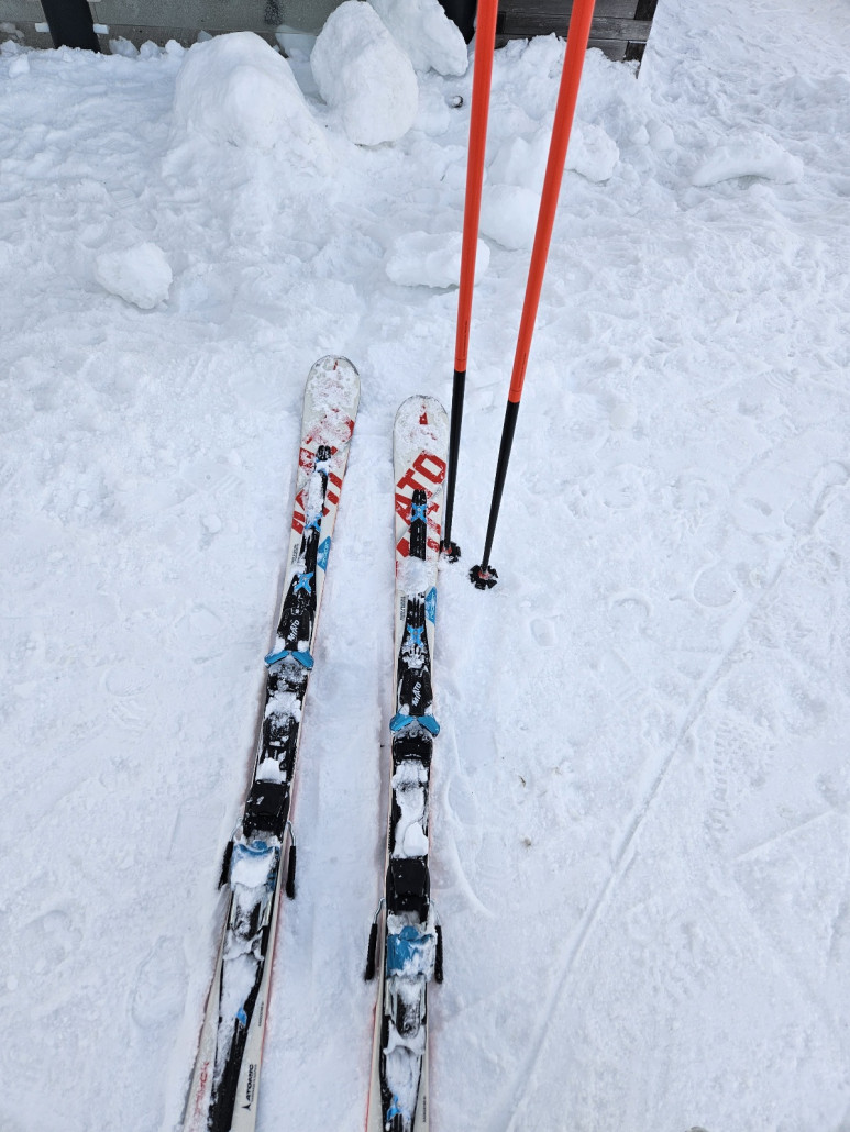 Und Schluß.<br />Fazit: Saisonauftakt gelungen. War ein wenig angespannt, weil ich neue Schuhe hab. Passt aber.<br />Wie schon bei jedem meiner Besuche fand ich auch diesmal die Aineckseite besser. Einfach, für mich zumindest, die schöneren Pisten. Heute war dann auch noch zusätzlich an der Tschaneckseite deutlich mehr Betrieb. In Summe aber guter Tag.