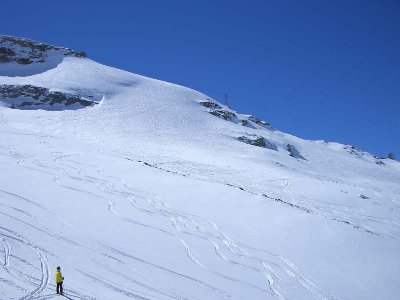 Links oben Bergstation Stockhorn,  rechts im Bildrand Rote Nase - Platz zum powdern in Hülle und Fülle!