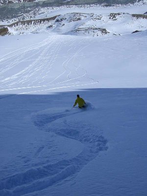 Hier Kollege &amp;quot;Lumumbakiller&amp;quot; in perfekten, 50cm tiefen Champage-Powder  unterhalb der Bergstation (Wir haben mitte April!)
