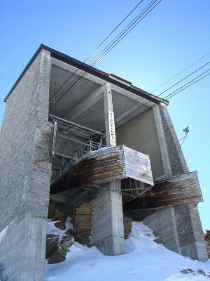Bergstation Stockhorn. Das Teil gehört denkmalgeschützt, nicht abgerissen!