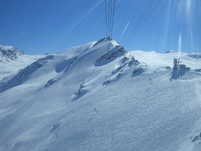 Blick aus der Stockhorngondel Richtung Stockhorn. Im Vordergrund Skilift Triftji