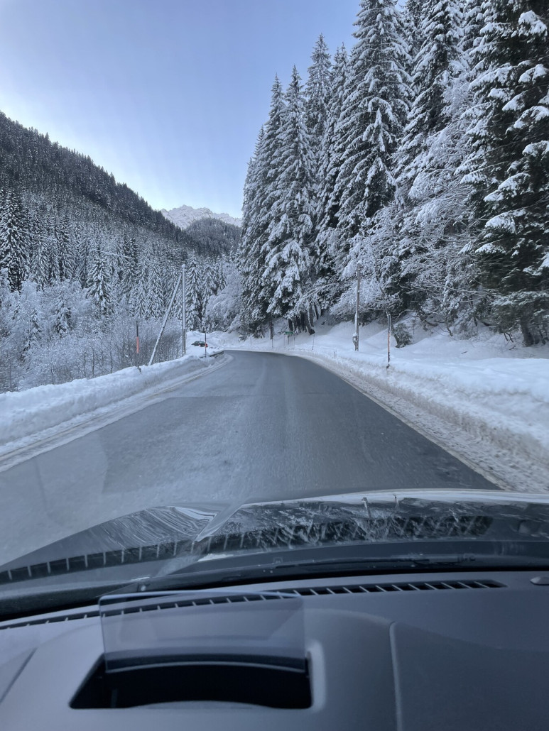 Über 1.000m liegt aktuell gut Schnee (hier auf der Anfahrt nach Gargellen)