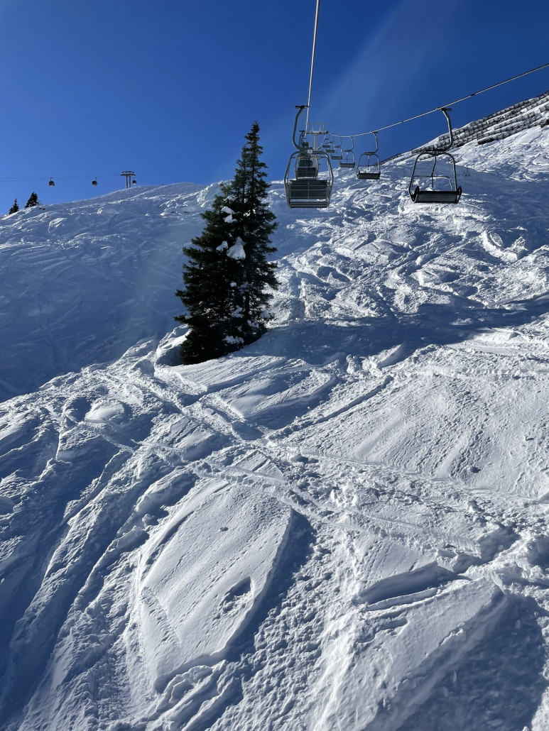Neben der Piste konnte man am Morgen noch gut fahren. Hier die (geschlossene) Route unter der DSB.